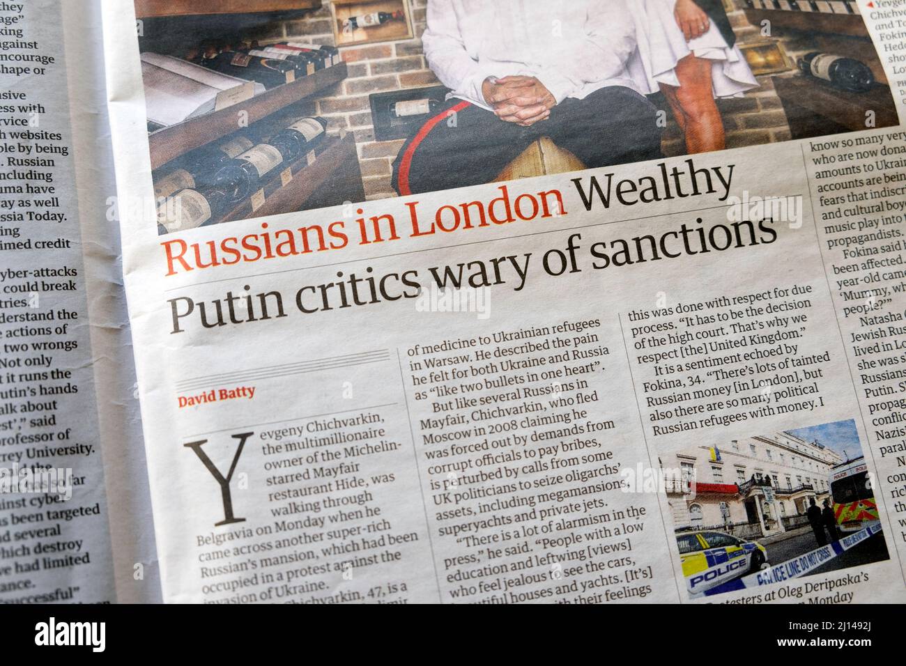 "Les Russes à Londres les riches critiques de Poutine méfiants des sanctions" le journal Guardian écrête article Mars 2022 Londres Angleterre Royaume-Uni Banque D'Images