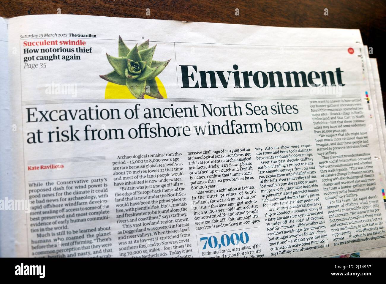 « Excavation d'anciens sites de la mer du Nord en danger suite au boom des éoliennes offshore », journal d'Environnement Guardian, article principal 29 mars 2022, Londres, Royaume-Uni Banque D'Images