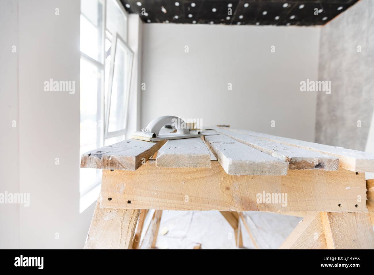 Les travailleurs installent des plaques de plâtre pour les murs de gypse dans l'appartement est en construction, remodelage, rénovation, extension, restauration et Banque D'Images