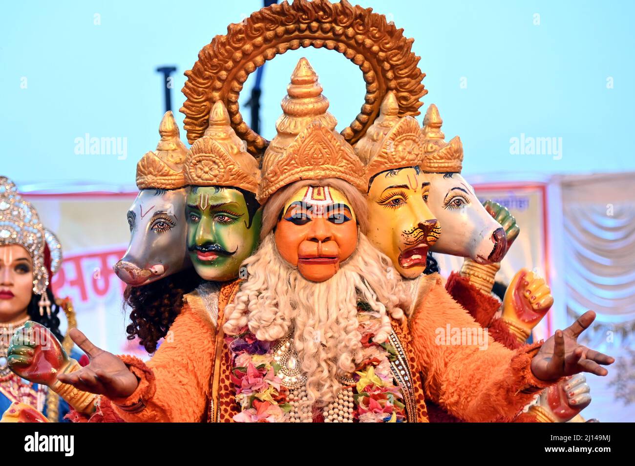 Bikaner, Inde. 20th mars 2022. Un artiste folklorique se produit dans la communauté Agarwal de Holi Sneh à Milan dans le jardin du mariage Riddhi Siddhi, Rani Bazar, Bikaner, Inde, le 20 mars, 2022. (Photo de Dinesh Gupta/Pacific Press/Sipa USA) crédit: SIPA USA/Alay Live News Banque D'Images