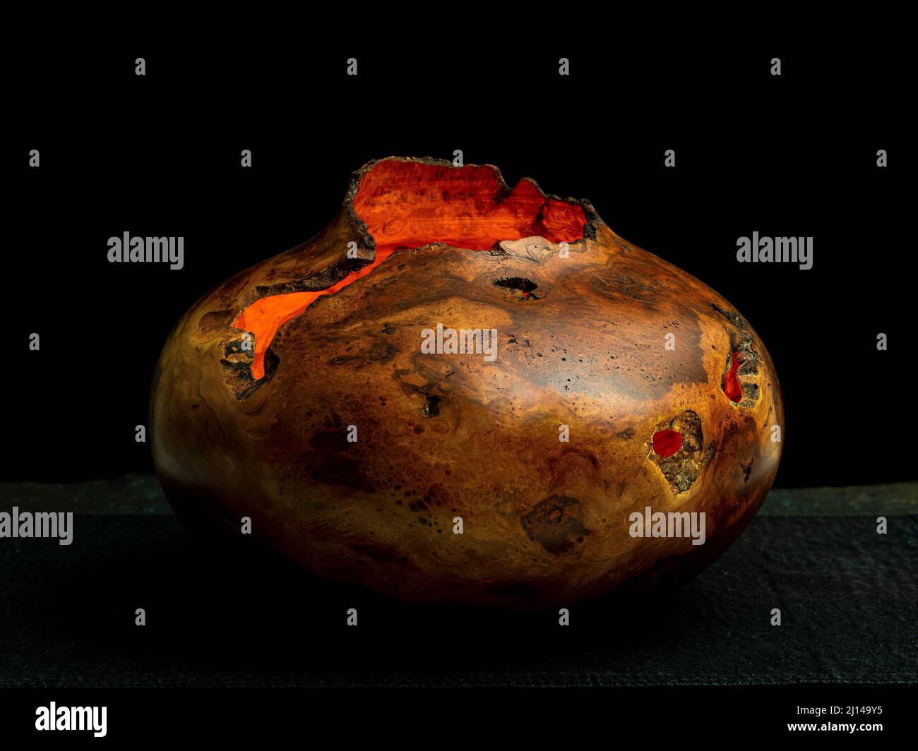 Bol en bois sculpté fait de terriers de vieux cerisier Banque D'Images