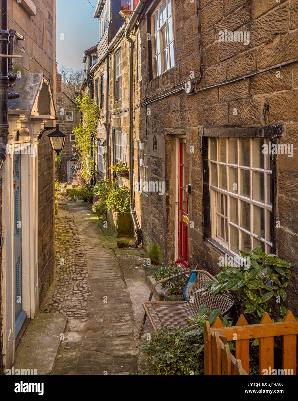 Cottages traditionnels en bord de mer situés le long des ruelles étroites menant à New Road, Robin Hood Bay, North Yorkshire. ROYAUME-UNI Banque D'Images