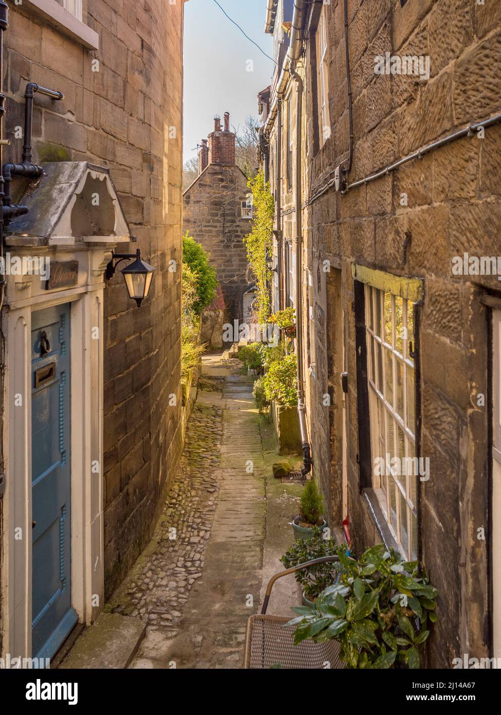 Cottages traditionnels en bord de mer situés le long des ruelles étroites menant à New Road, Robin Hood Bay, North Yorkshire. ROYAUME-UNI Banque D'Images