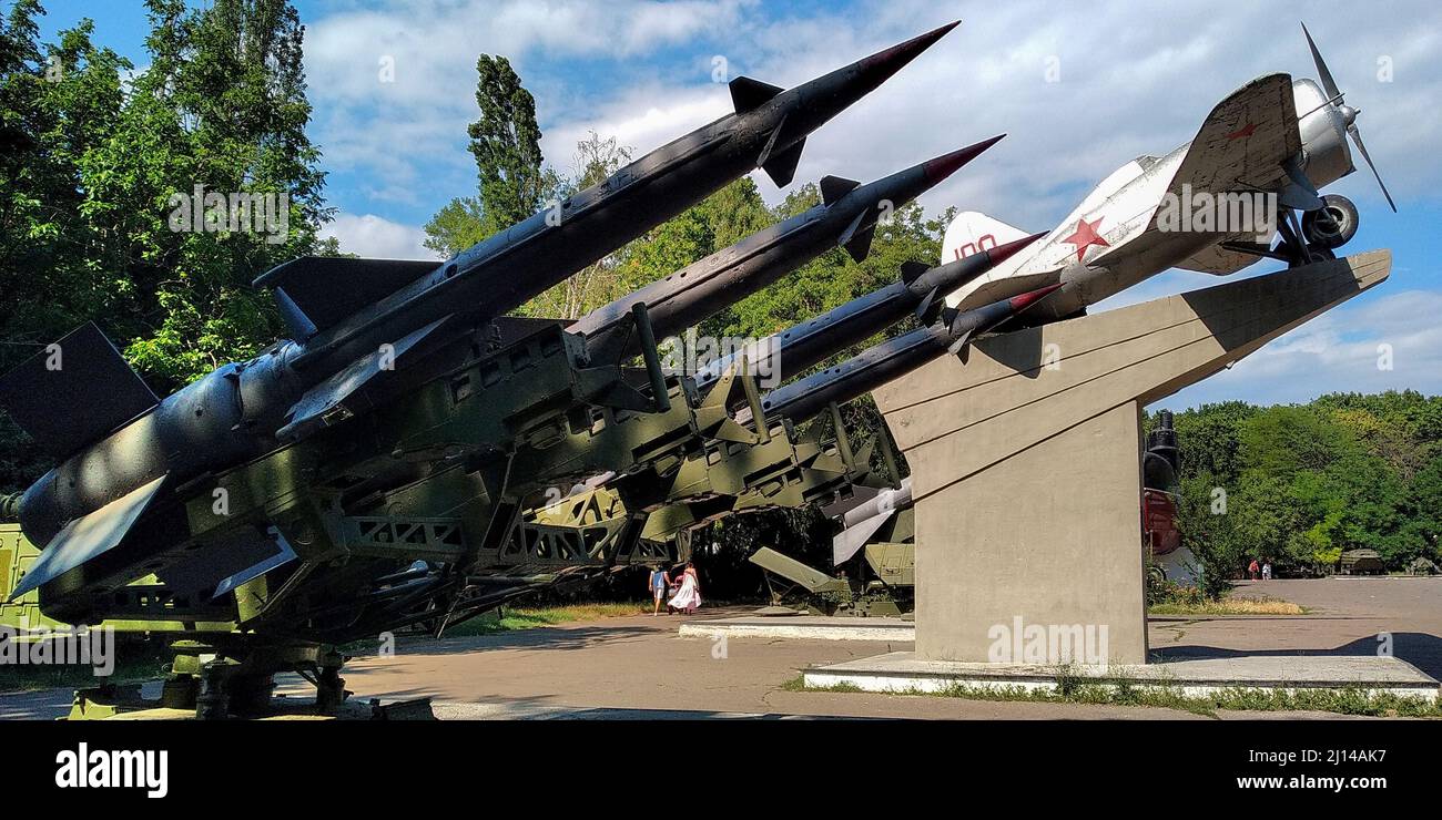 ODESSA, UKRAINE - 24 JUIN 2019 : exposition d'équipements militaires du 40-60s du 20th siècle sur le site de la Défense héroïque. Banque D'Images