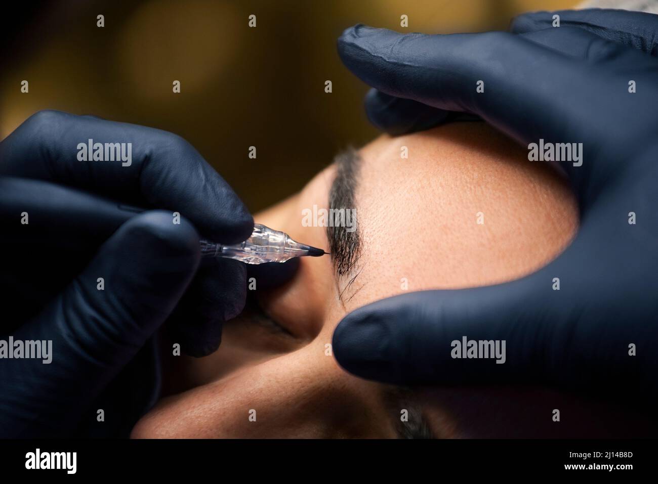 Procédé Microblading par le maître de beauté. Cosmetologiste professionnel faisant le maquillage permanent sur le sourcil de la femme avec tatouage stylo machine Banque D'Images