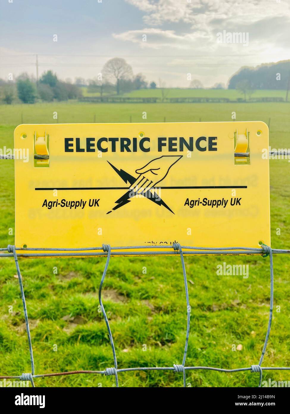 Clôture électrique bordant un champ de bétail agricole. Clôture produite et vendue par Agri Supply UK. Banque D'Images