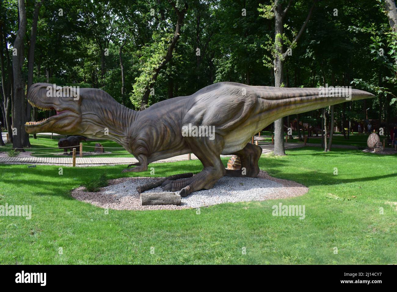 PARC DINO, KHARKOV - 8 AOÛT 2021 : Musée du parc avec des sculptures historiques de dinosaures en plein air. Les animaux préhistoriques ont jamais vécu sur terre Banque D'Images