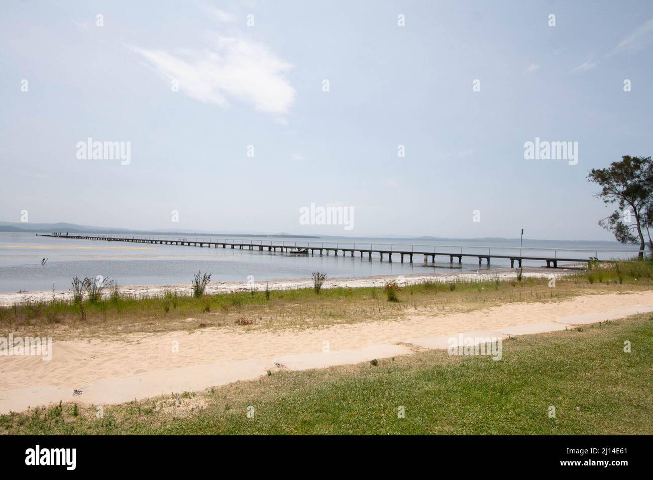 Vue panoramique sur la plus longue jetée en bois sur les lacs de Tuggerah, sur la côte centrale, par une journée ensoleillée Banque D'Images