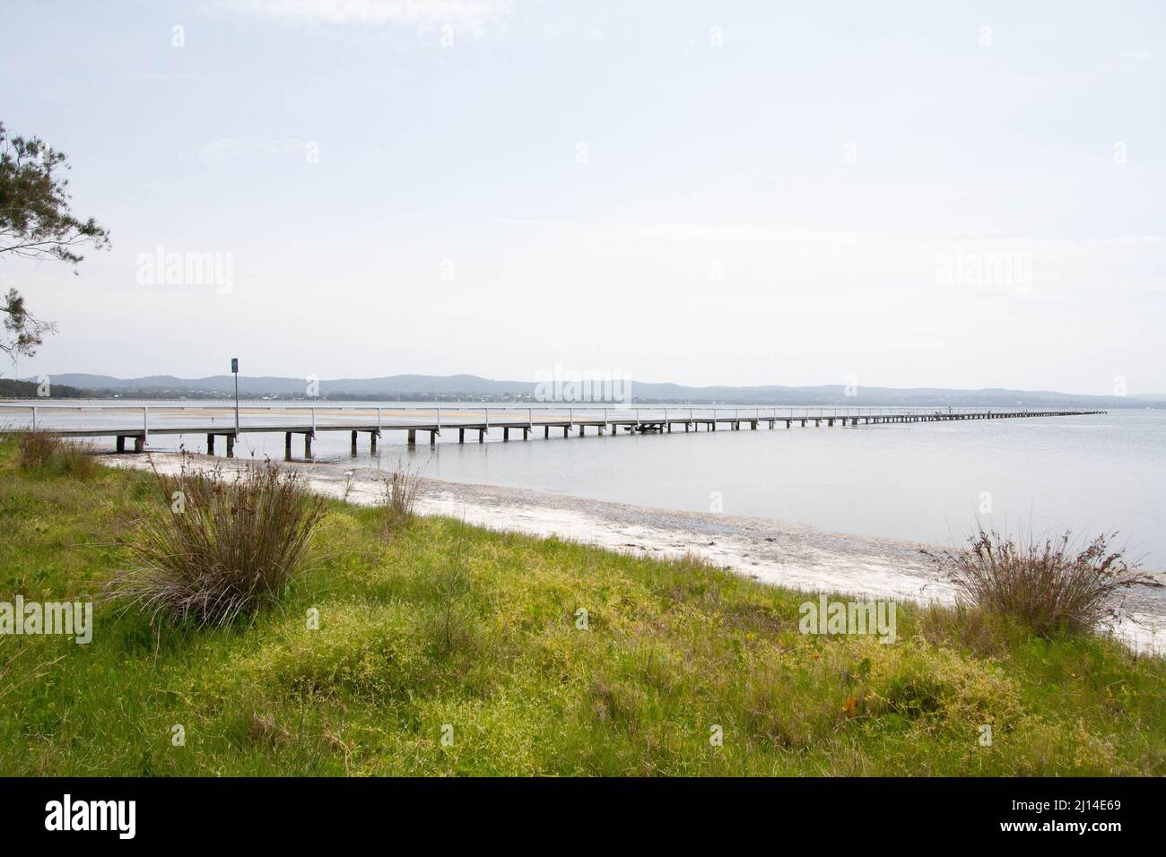 Vue panoramique sur la plus longue jetée en bois sur les lacs de Tuggerah, sur la côte centrale, par une journée ensoleillée Banque D'Images