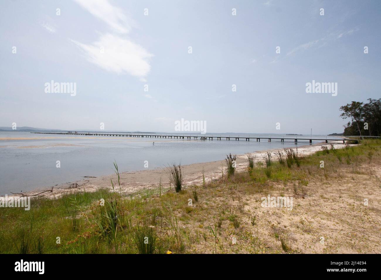 Vue panoramique sur la plus longue jetée en bois sur les lacs de Tuggerah, sur la côte centrale, par une journée ensoleillée Banque D'Images