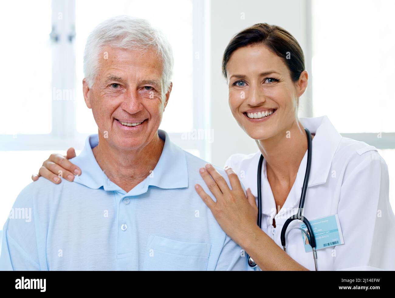 HES en sécurité dans ses mains. Portrait d'un beau jeune médecin et de sa patiente âgée. Banque D'Images