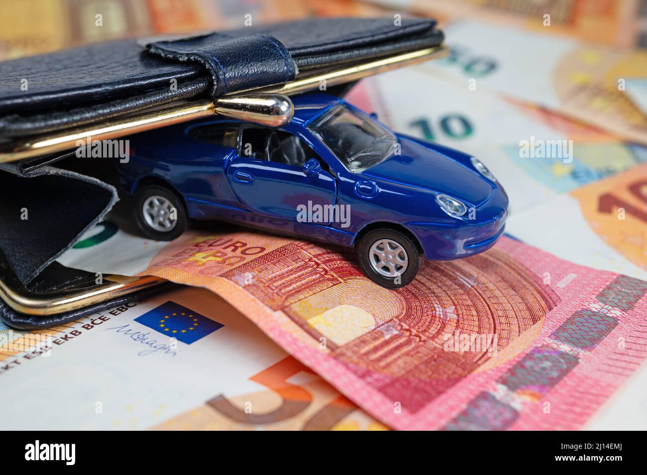 Voiture sur les billets, symbolique des coûts du carburant Banque D'Images