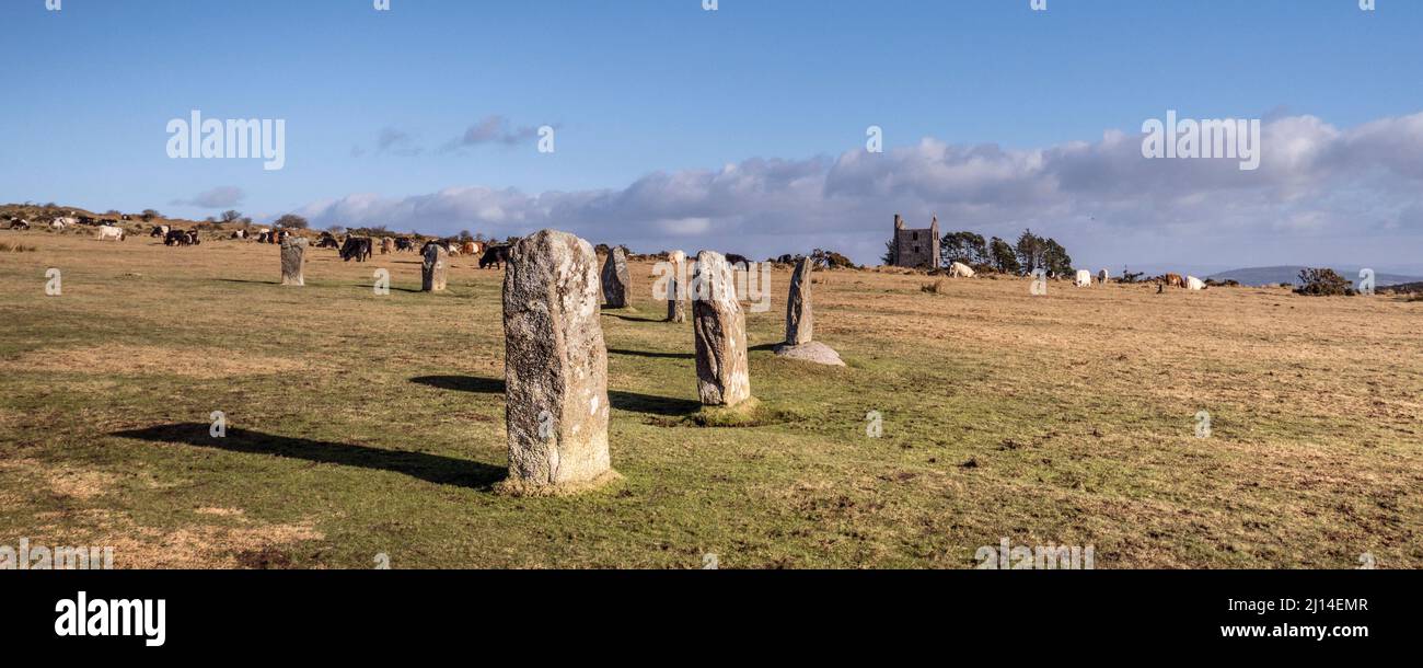 Une image panoramique de la lumière du début de l'après-midi au-dessus de la fin du néolithique âge du bronze au début des pierres debout les Hurlers sur Craddock Moor sur la bodmin sauvage Banque D'Images