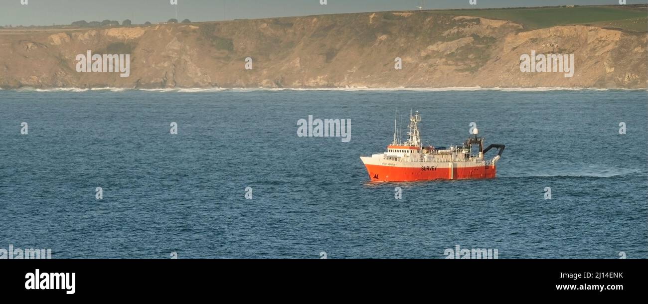 Une image panoramique du navire de levé géophysique et géotechnique polyvalent EGS Ventus naviguant dans la baie de Newquay, dans les Cornouailles. Banque D'Images