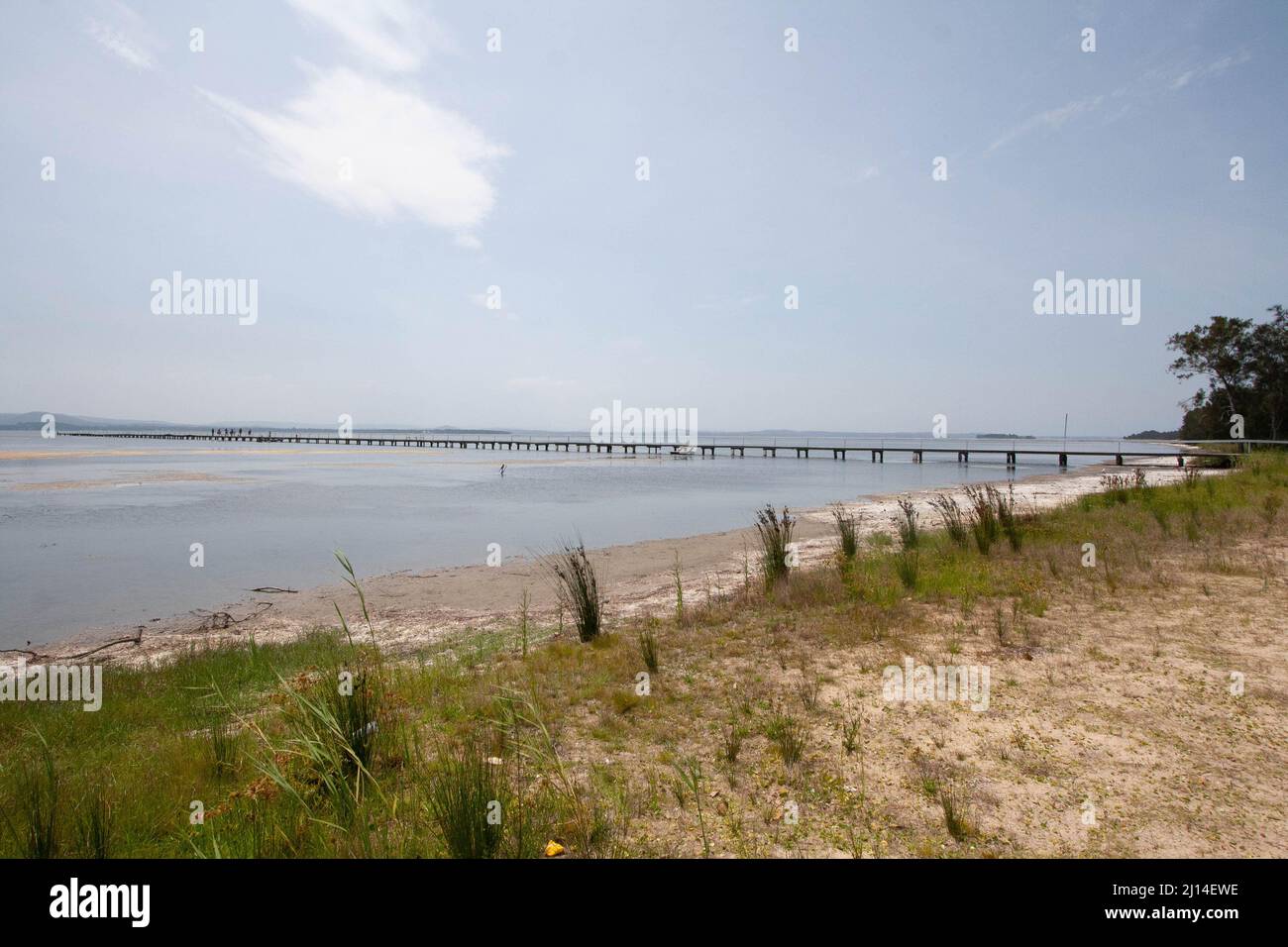 Vue panoramique sur la plus longue jetée en bois sur les lacs de Tuggerah, sur la côte centrale, par une journée ensoleillée Banque D'Images