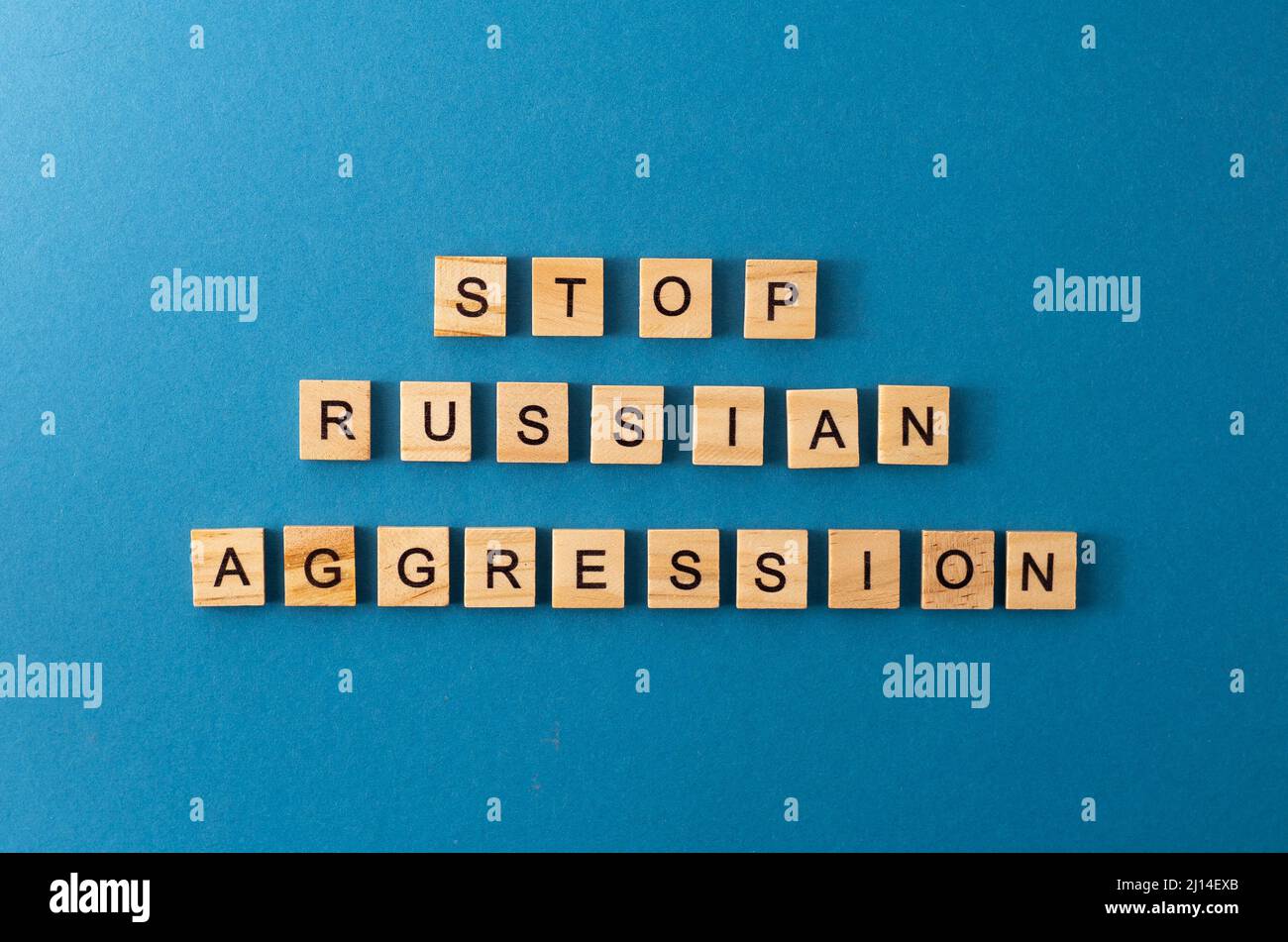 Arrêter l'agression russe de fond. Expression de lettres en bois. Mots de la vue de dessus. Les phrases sont présentées dans une lettre en bois. Motivation. Banque D'Images