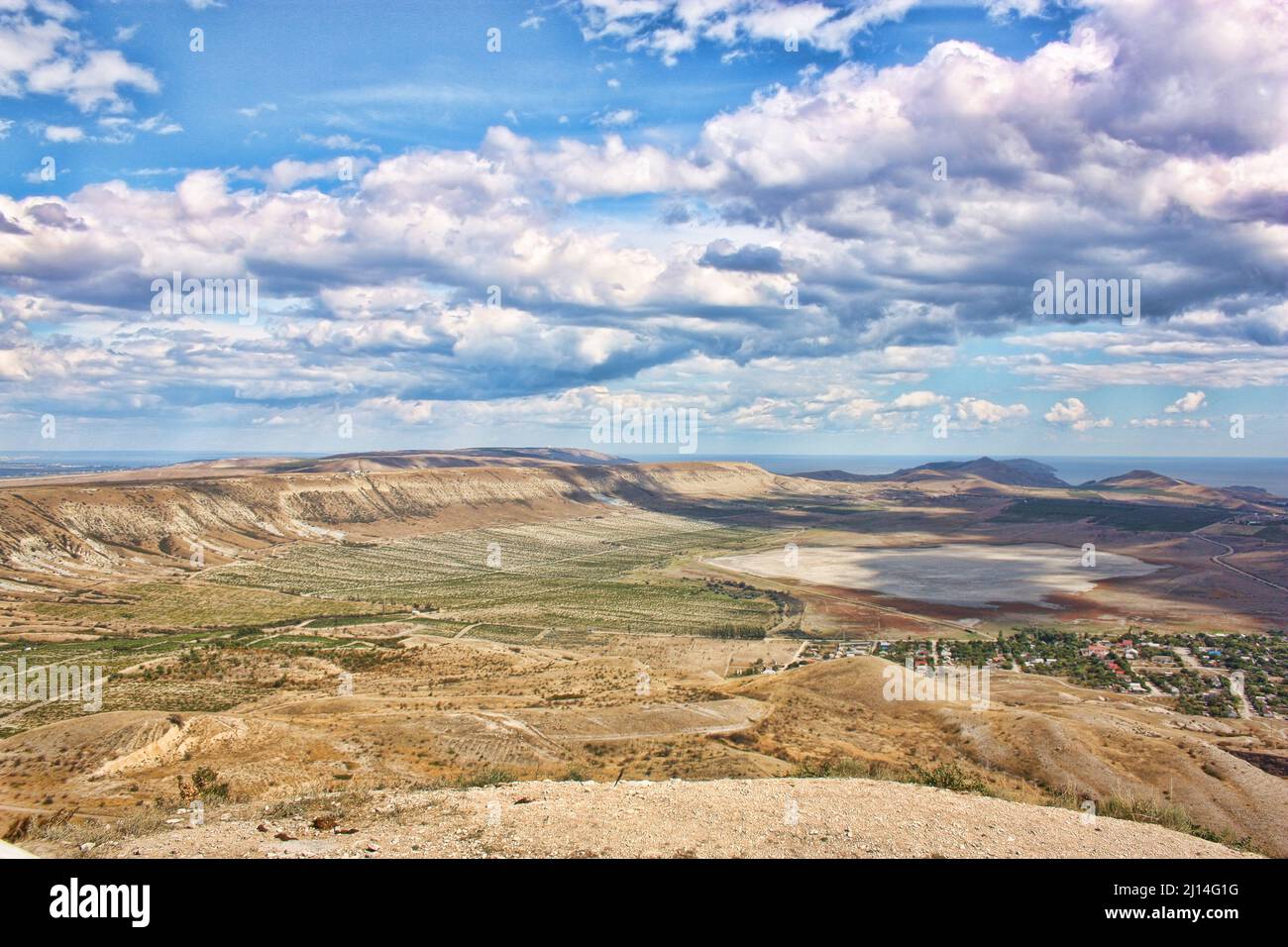 Belle vue panoramique sur la vallée et les montagnes avec de beaux nuages d'air par une journée ensoleillée Banque D'Images