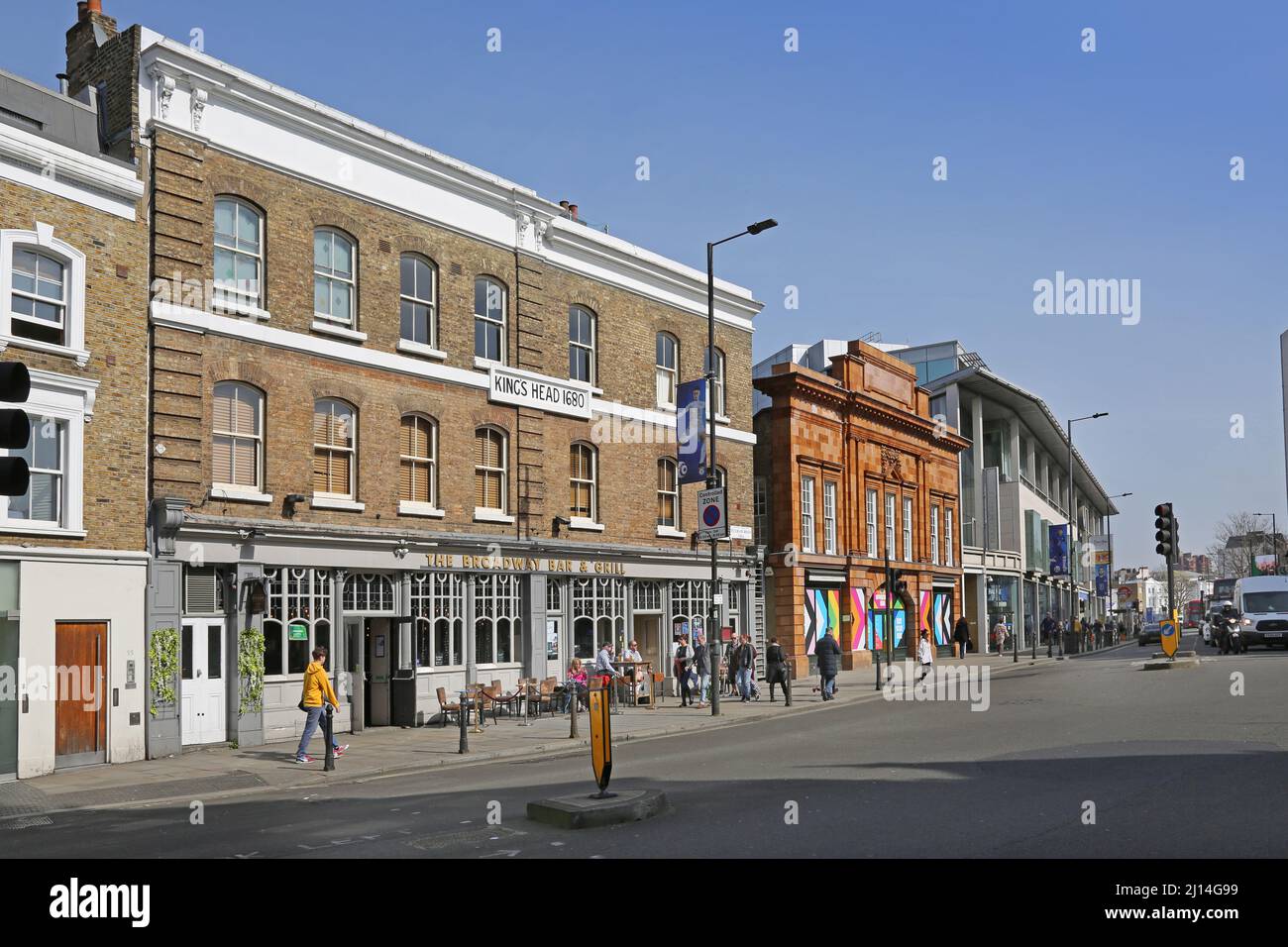 Boutiques et cafés sur Fulham Broadway et Fulham Road, un quartier riche de l'ouest de Londres, Royaume-Uni Banque D'Images