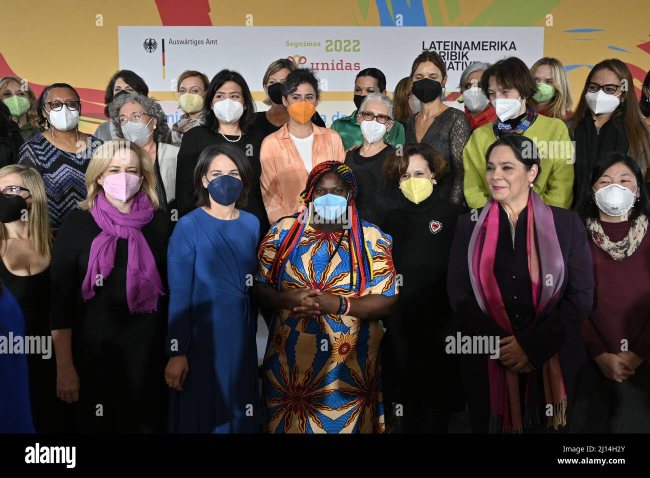 Berlin, Allemagne. 22nd mars 2022. La ministre des Affaires étrangères Annalena Baerbock (Bündnis 90/Die Grünen, 3rd de gauche) est sur scène avec la militante colombienne des droits des femmes Yolanda Perea Mosquera (m) et les participants après la cérémonie de remise des prix à l'ouverture d'une semaine d'action par le réseau de femmes germano-latino-américain-caribéen 'Unidas'. Baerbock a décerné pour la première fois le prix Unidas pour les droits des femmes et la démocratie. Credit: John MacDougall/AFP-Pool/dpa/Alay Live News Banque D'Images