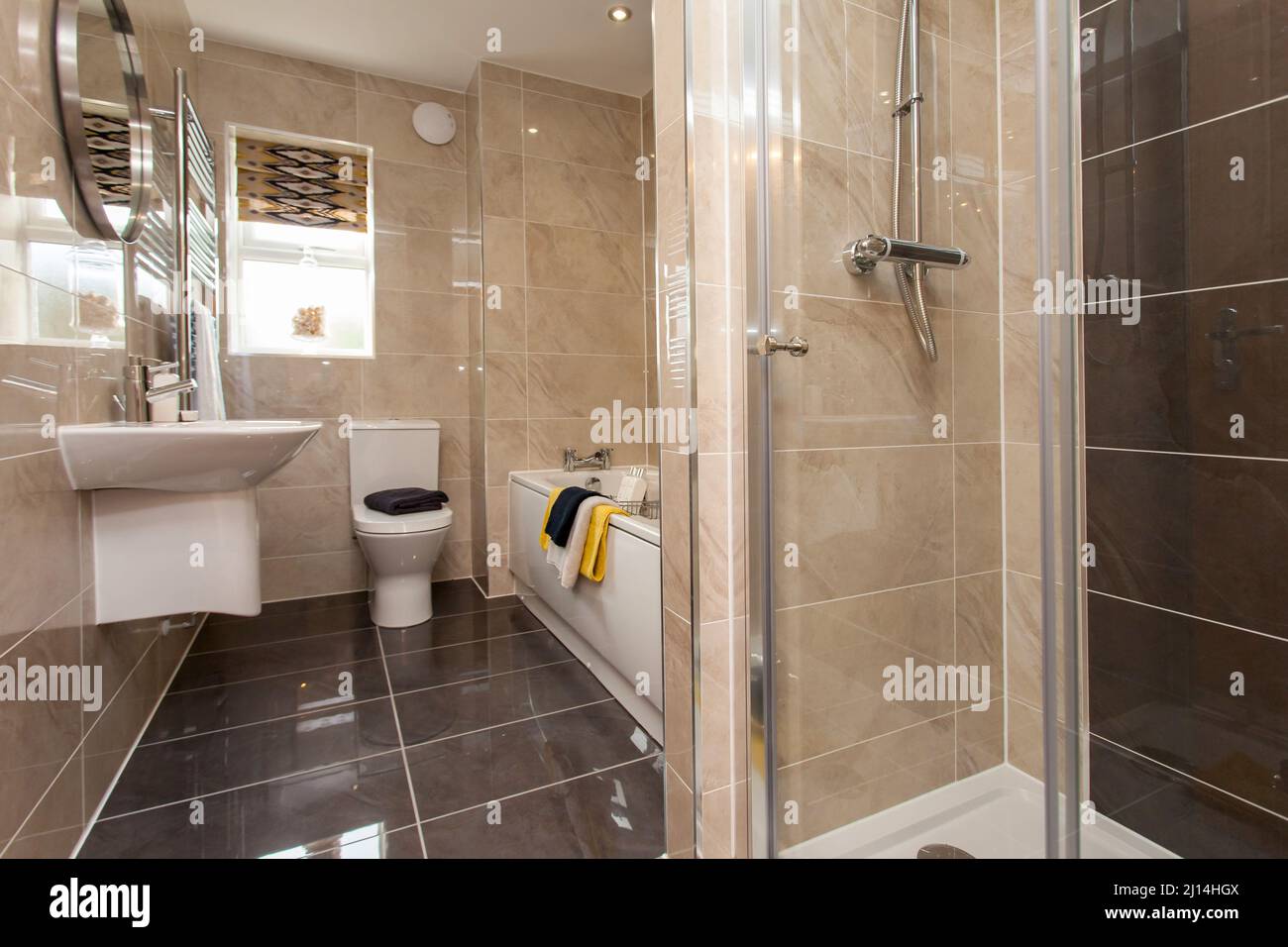 Salle de bains moderne avec toilettes, cabine de douche, lavabo, baignoire, carrelage. Banque D'Images