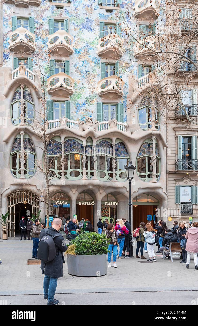 BARCELONE CATALOGNE ESPAGNE GAUDI CASA BATLLO Casa Batlló OU Casa dels ossos AVEC DES TOURISTES À L'EXTÉRIEUR Banque D'Images