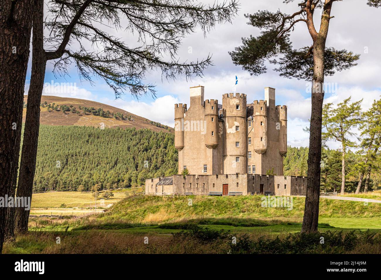 Château de Braemar (construit en 1628) au bord de la rivière Dee à Braemar, Aberdeenshire, Écosse Royaume-Uni Banque D'Images