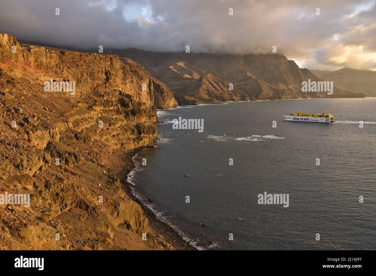 Fred Olsen ferry sur l'océan Atlantique, les montagnes volcaniques arides près de Puerto de las Nieves dans le nord-ouest de Gran Canaria îles Canaries Espagne. Banque D'Images