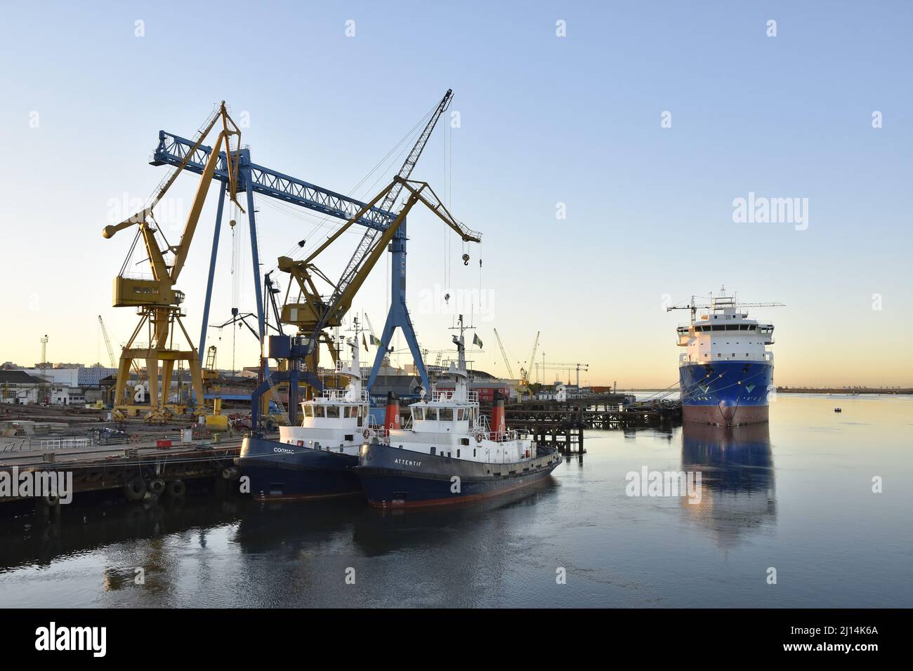 Port industriel avec grues et navires de cargaison à l'aube, Huelva Espagne Europe. Banque D'Images