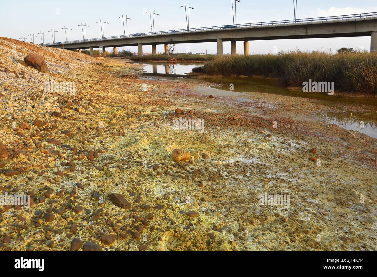 Phosphogypse - déchets chimiques éliminés dans les zones humides près de Huelva, sud de l'Espagne en Europe. Banque D'Images