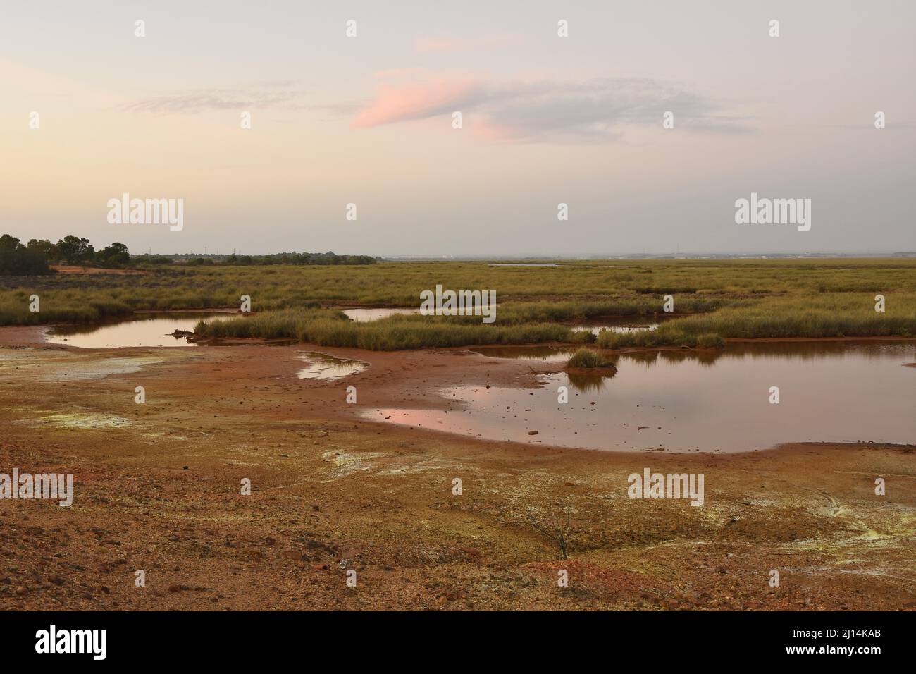 Phosphogypse - déchets chimiques éliminés dans les zones humides près de Huelva, sud de l'Espagne en Europe. Banque D'Images