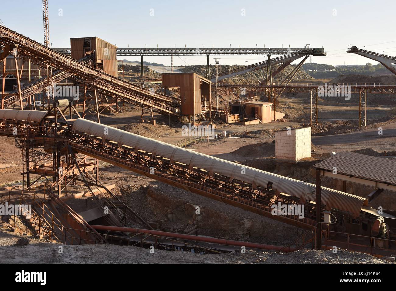 Tapis transporteurs sur le site minier à ciel ouvert de Minas de Riotinto, province de Huelva, sud de l'Espagne. Banque D'Images