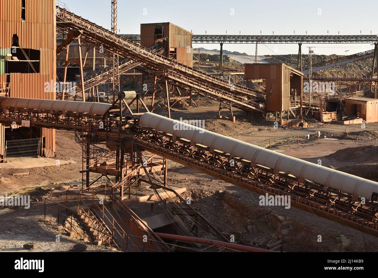 Tapis transporteurs sur le site minier à ciel ouvert de Minas de Riotinto, province de Huelva, sud de l'Espagne. Banque D'Images