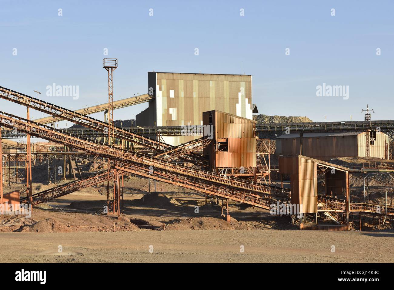 Tapis transporteurs sur le site minier à ciel ouvert de Minas de Riotinto, province de Huelva, sud de l'Espagne. Banque D'Images