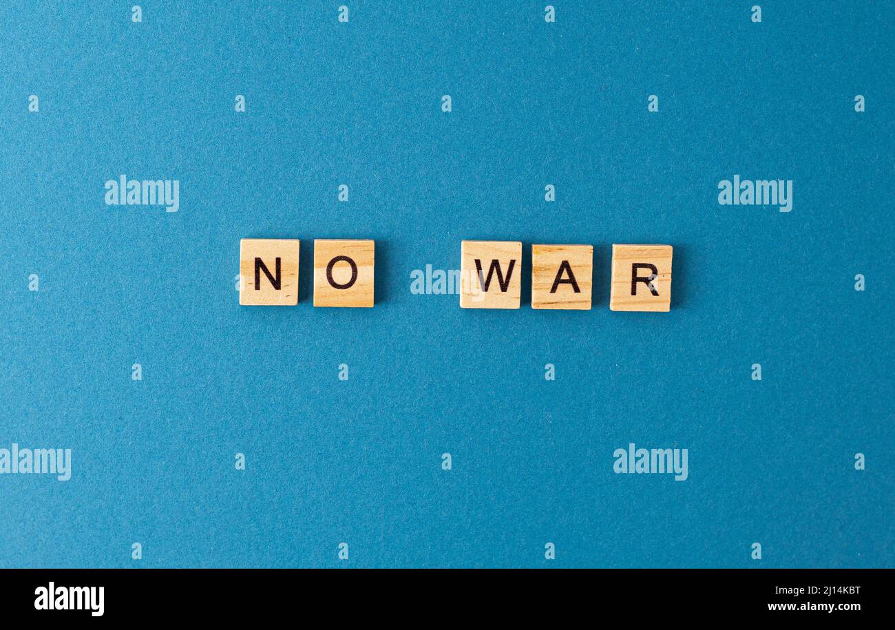 Aucun contexte de guerre. Expression de lettres en bois. Mots de la vue de dessus. Les phrases sont présentées dans une lettre en bois. Motivation. Banque D'Images