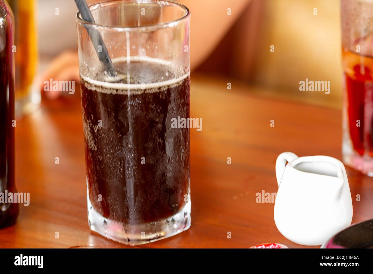 Un verre de café froid dans un verre transparent et une cuillère, frais pour être dégusté par temps chaud Banque D'Images