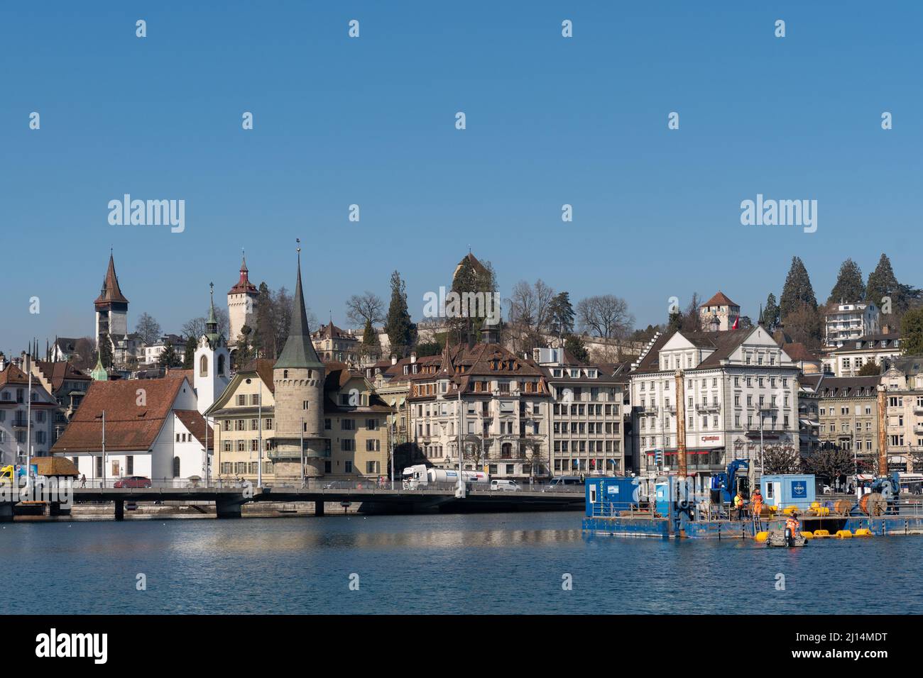 Lucerne, Suisse, le 10 mars 2022 vue sur le lac de Lucerne avec la ville en arrière-plan par une journée ensoleillée Banque D'Images