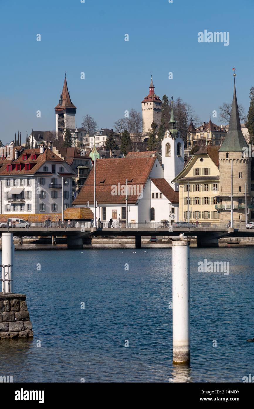 Lucerne, Suisse, le 10 mars 2022 vue sur le lac de Lucerne avec la ville en arrière-plan par une journée ensoleillée Banque D'Images