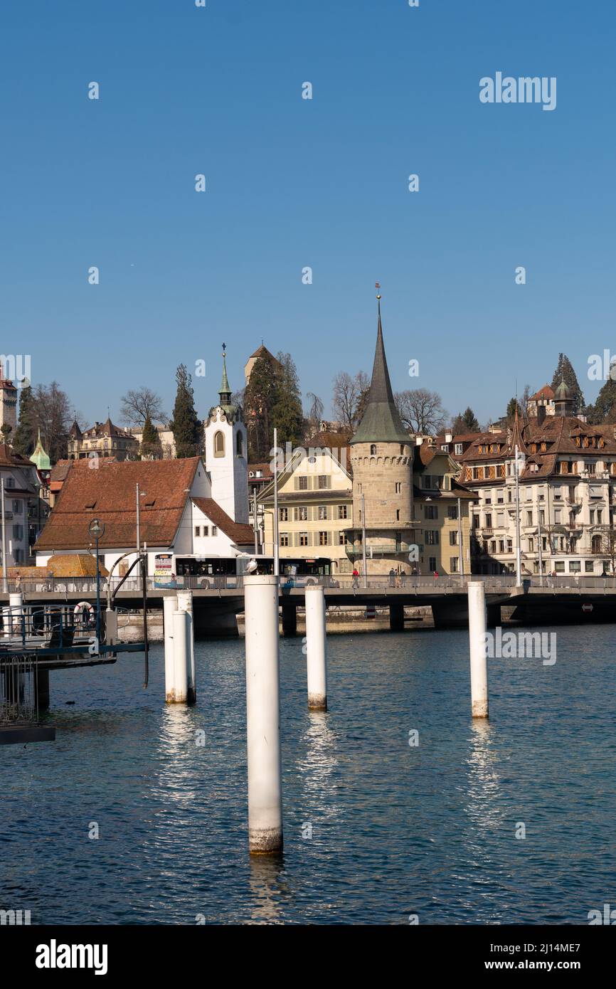 Lucerne, Suisse, le 10 mars 2022 vue sur le lac de Lucerne avec la ville en arrière-plan par une journée ensoleillée Banque D'Images