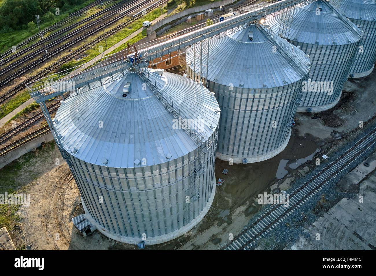 Vue aérienne des silos industriels ventilés pour le stockage à long terme  des céréales et des oléagineux. Élévateur de métal pour le séchage du blé  dans la zone agricole Photo Stock -