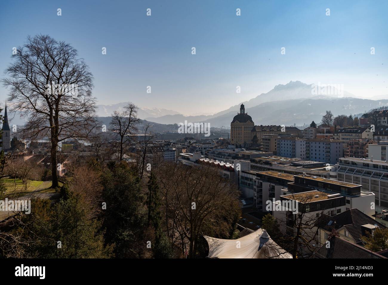 Lucerne, Suisse, le 10 mars 2022 vue sur le centre-ville depuis le jardin du glacier Banque D'Images