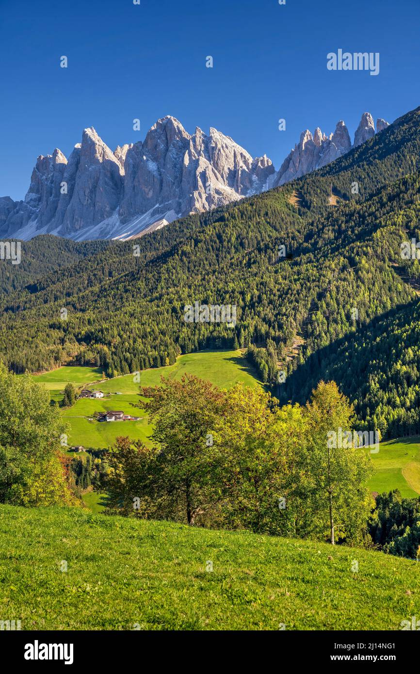 Vue panoramique sur la vallée de Funes et le groupe de montagnes des Dolomites d'Odle, Tyrol du Sud, Italie Banque D'Images