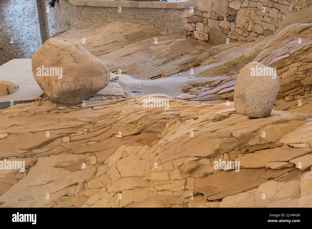 Lucerne, Suisse, le 10 mars 2022 rochers et pierres anciennes géantes dans le jardin du glacier Banque D'Images