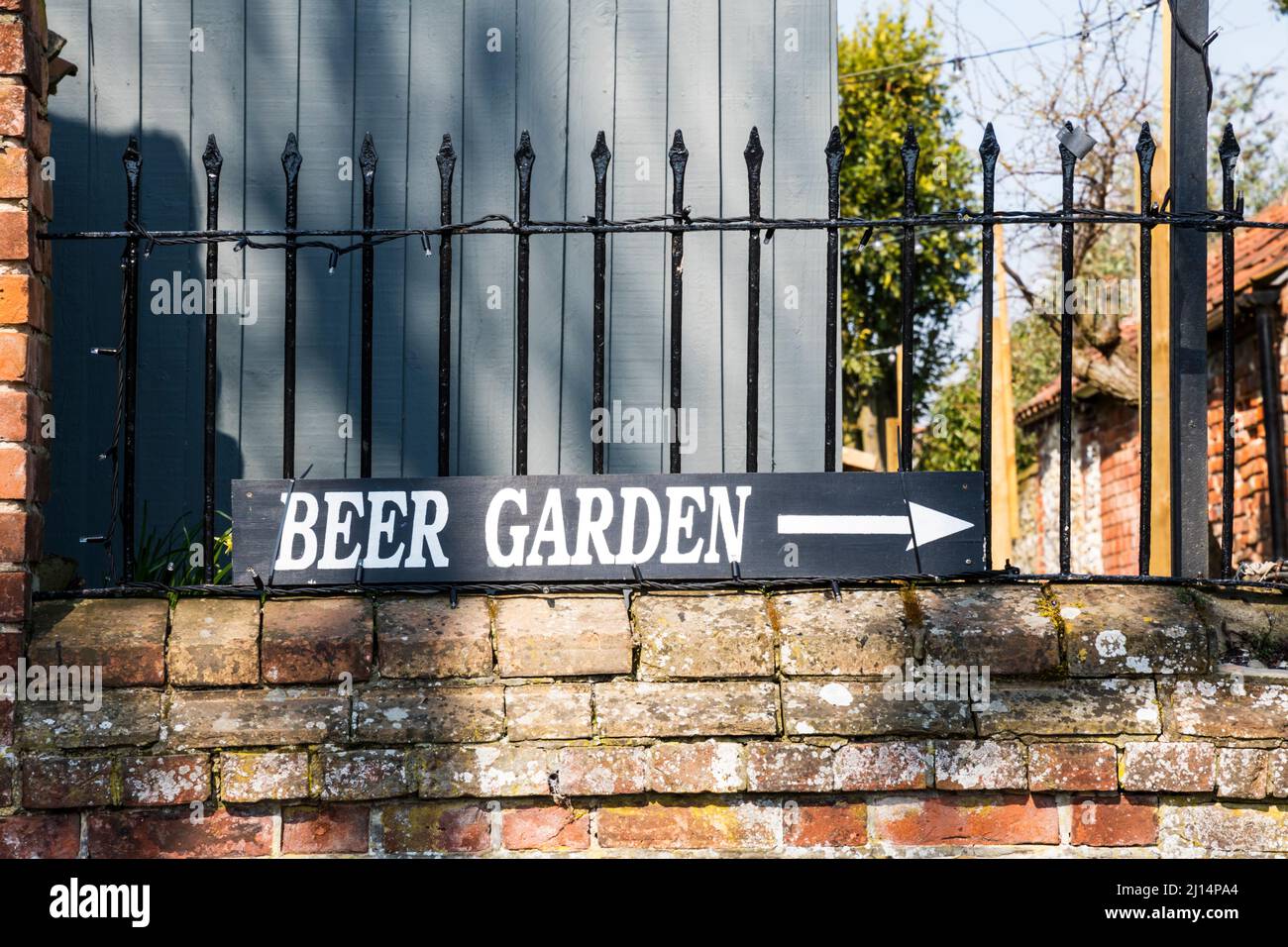 Panneau pour un jardin de bière à l'extérieur d'un pub de campagne de Norfolk. Banque D'Images