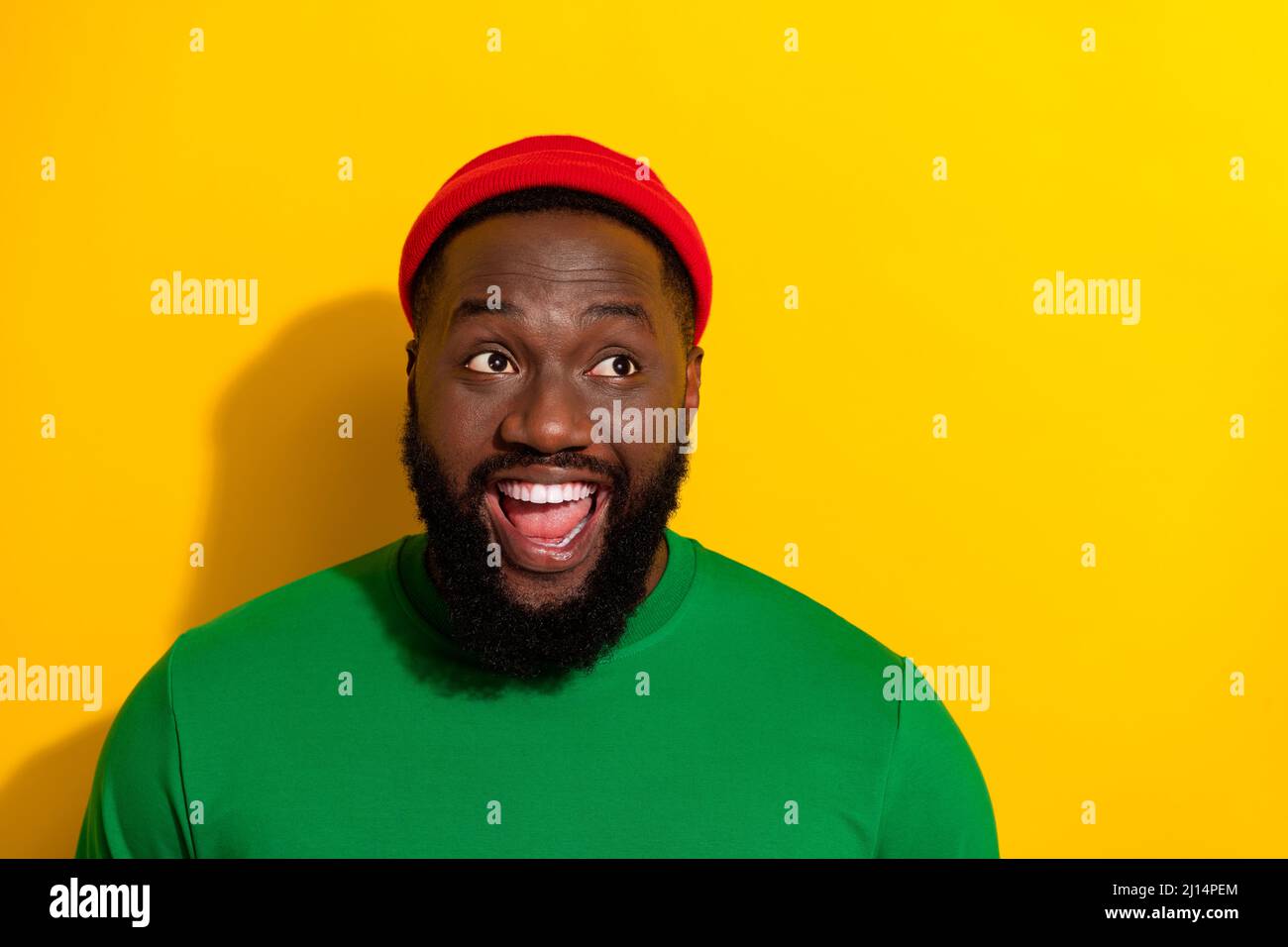 Photo de l'homme fou excité look vide espace rêve idées porter rouge beanie  vert chemise isolé couleur jaune fond Photo Stock - Alamy