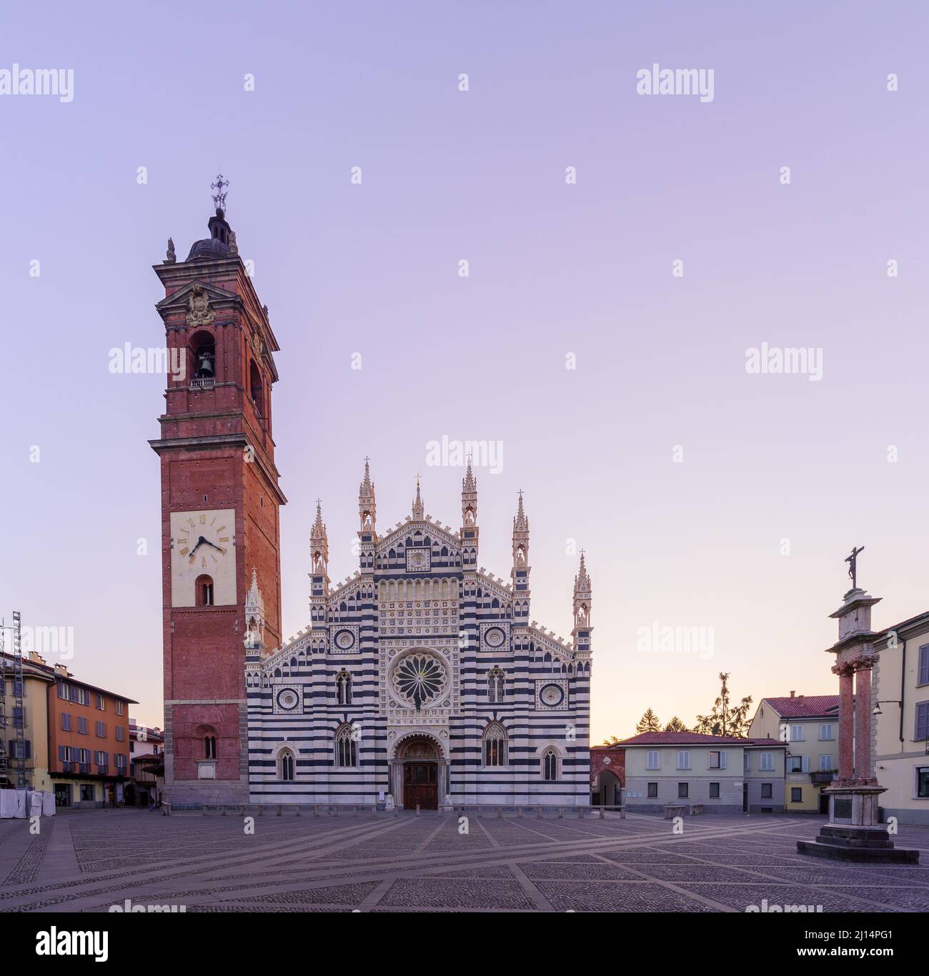 Vue au lever du soleil sur la cathédrale (Duomo, Basilique de San Giovanni Battista), à Monza, Lombardie, Italie du Nord Banque D'Images