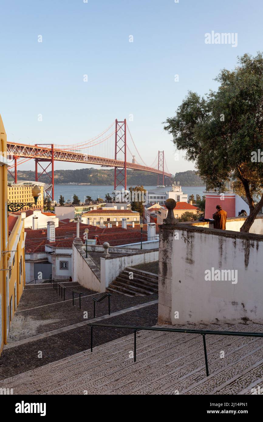Les escaliers menant au Miradouro de Santo Amaro, avec sa vue à couper le souffle sur le pont Ponte de 25 Abril et Rio Tejo, à Alcântara, Lisbonne. Banque D'Images