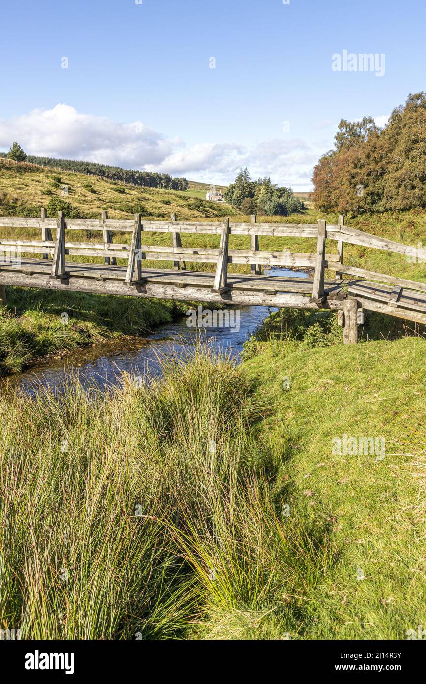 Une passerelle en bois au-dessus de Conglass Water à Blairnamarrow près de Tomintoul, Moray, Écosse Royaume-Uni. Banque D'Images