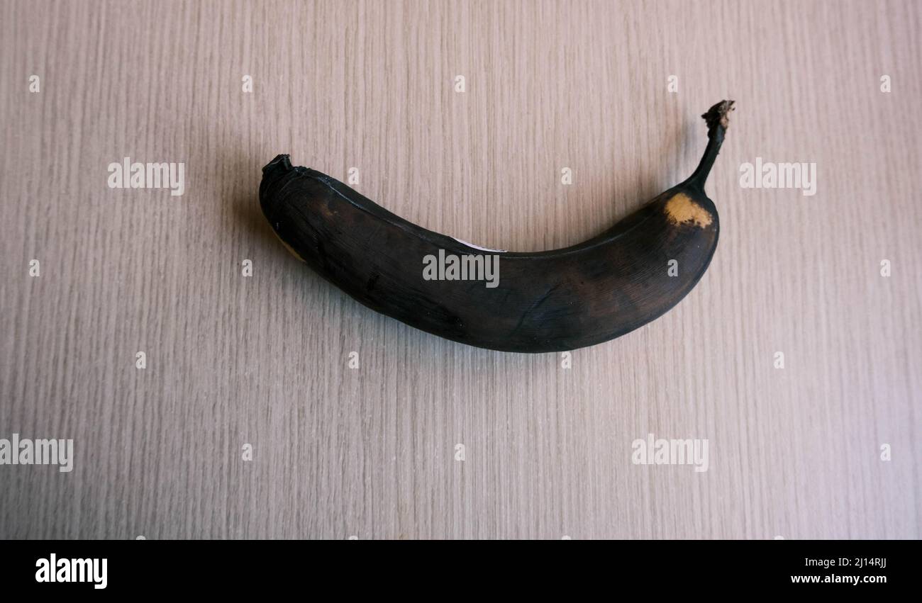 Photo d'une ancienne banane gâtée. Peau de banane pourrie noire Banque D'Images