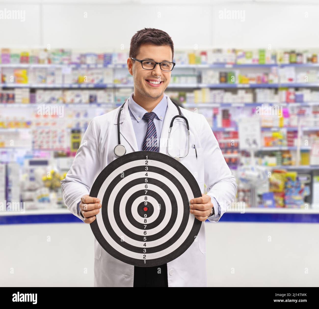 Homme chimiste tenant un tableau cible à l'intérieur d'une pharmacie Banque D'Images