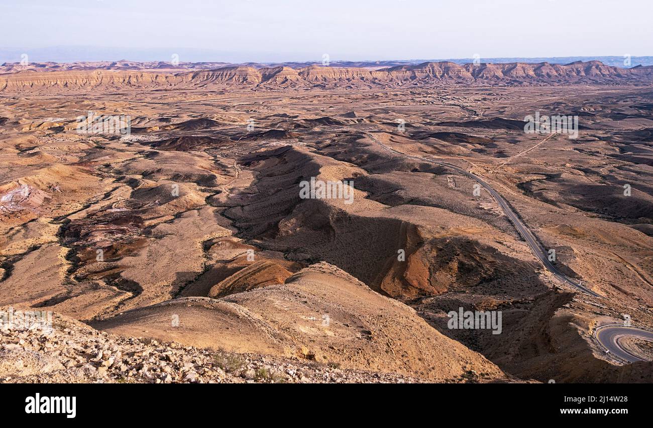 Vue d'une heure d'or sur Hamakhtesh Hagadol le grand cratère dans le désert de Negev en Israël depuis le Mont Har Avnon donne sur la géologie colorée de l'e Banque D'Images
